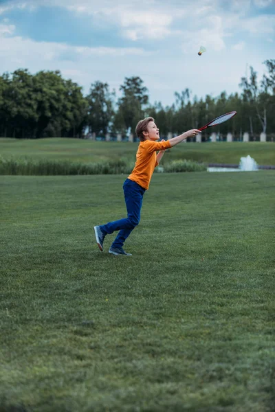 Junge spielt Badminton — Stockfoto