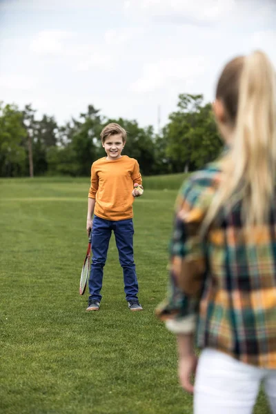 Geschwister spielen Badminton — Stockfoto