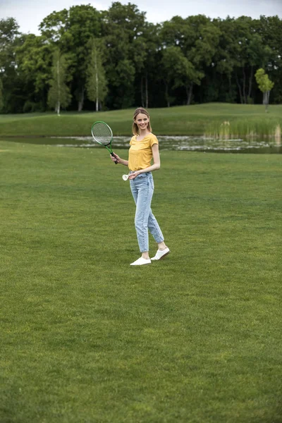 Woman playing badminton — Stock Photo