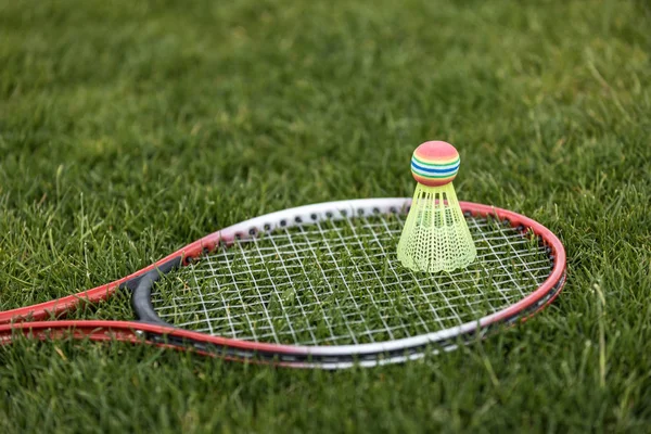 Navetta su racchetta badminton — Foto stock