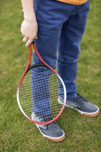 Niño con raqueta de bádminton - foto de stock