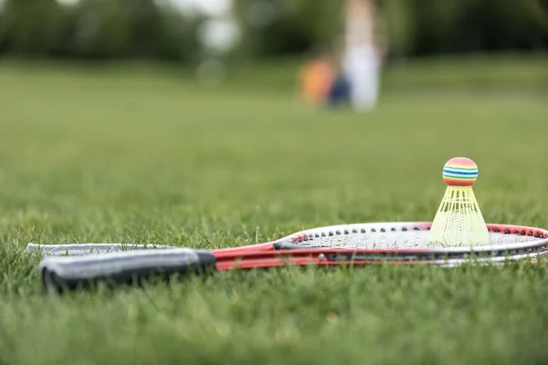Бадминтонные ракетки и шаттл на траве — стоковое фото