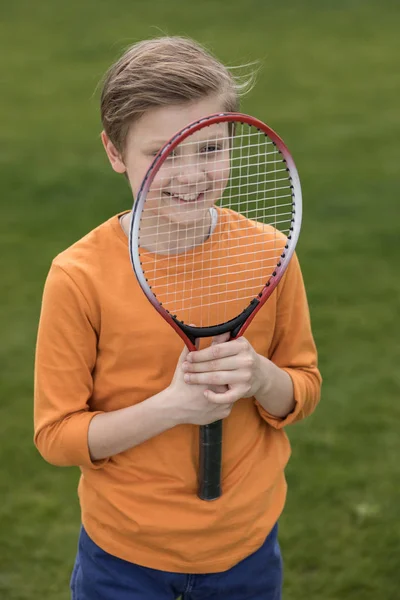 Junge mit Badmintonschläger — Stockfoto