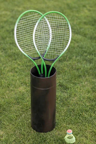 Raquettes de badminton en conteneur — Photo de stock
