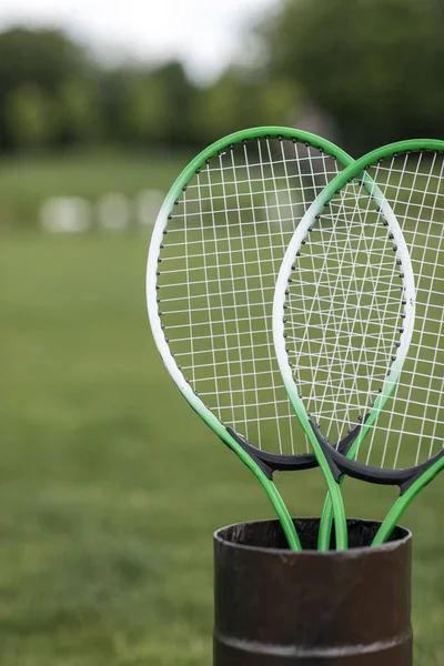 Raquetes de badminton em recipiente — Fotografia de Stock