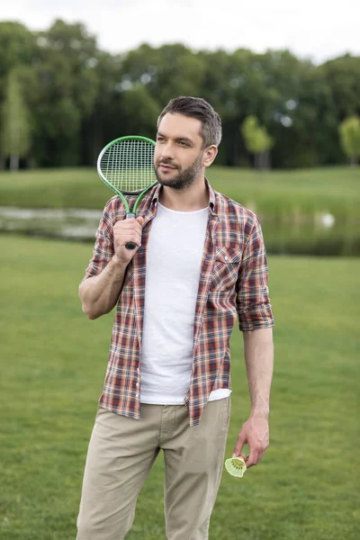 Man playing badminton — Stock Photo