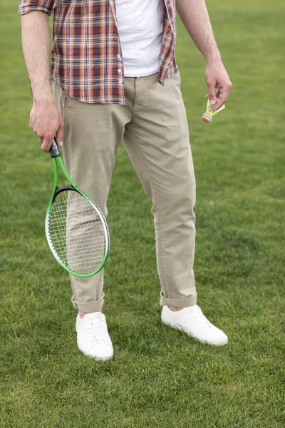 Hombre jugando bádminton - foto de stock