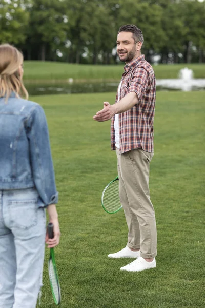 Casal jogando badminton — Fotografia de Stock