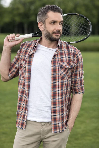 Homem segurando badminton raquete — Fotografia de Stock