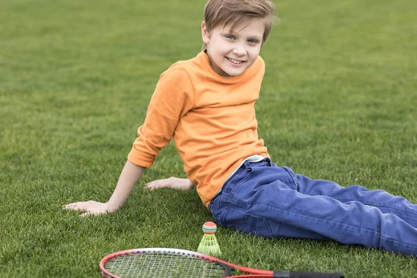 Niño con equipo de bádminton - foto de stock