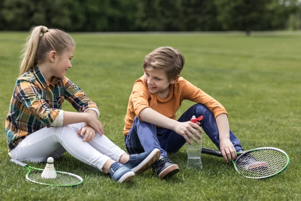 Petits enfants avec équipement de badminton — Photo de stock