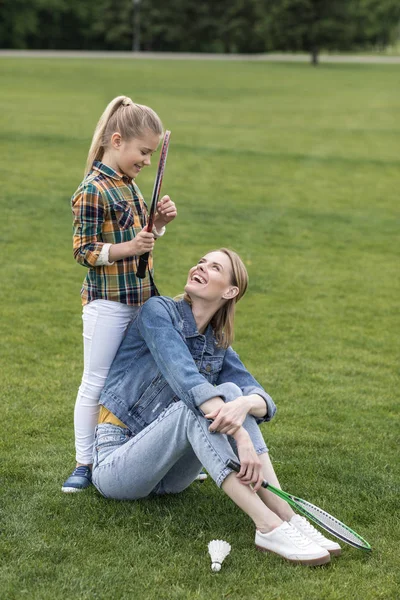 Famille reposant sur la pelouse verte — Photo de stock