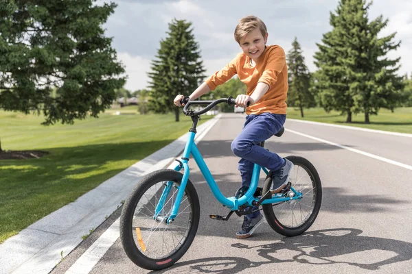 Niño sonriente niño montar bicicleta - foto de stock