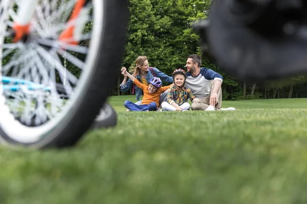 Glückliche Familie verbringt Zeit im Park — Stockfoto