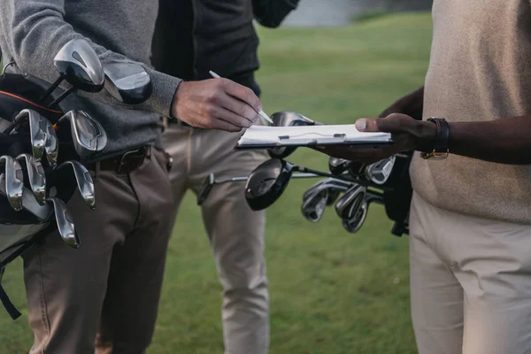 Golfistas firmando papeles - foto de stock