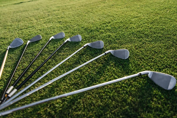 Clubes de golf sobre hierba - foto de stock