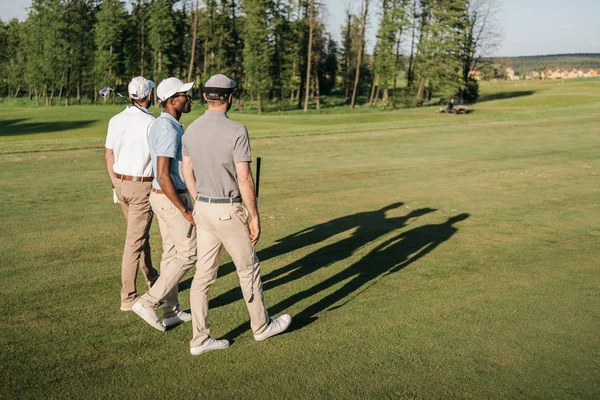 Hommes jouant au golf — Photo de stock