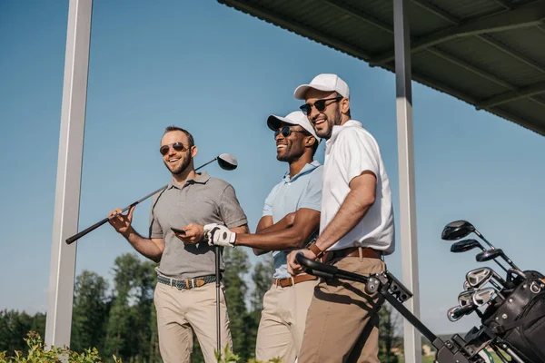 Hommes jouant au golf — Photo de stock