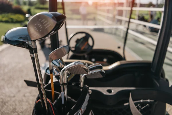 Cabeças de clube de golfe no saco — Fotografia de Stock