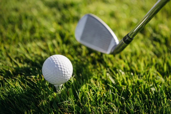 Golf club and ball — Stock Photo