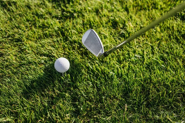 Golfschläger und Ball — Stockfoto