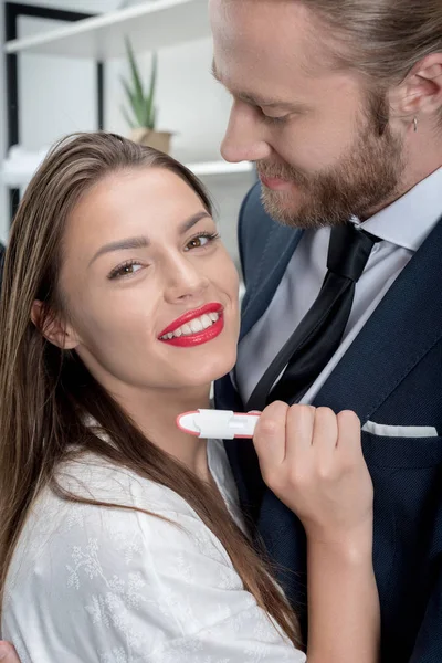 Casal com teste de gravidez positivo — Fotografia de Stock