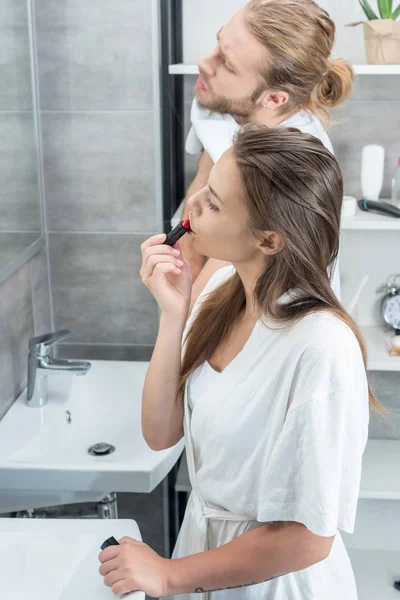 Jeune couple dans la salle de bain le matin — Photo de stock