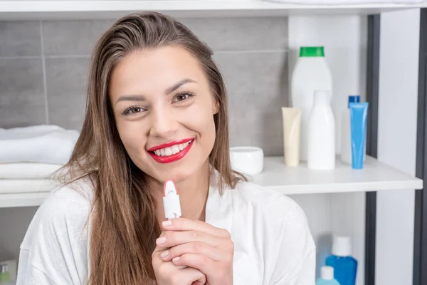 Femme détenant un test de grossesse positif — Photo de stock