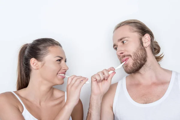 Couple brushing teeth — Stock Photo