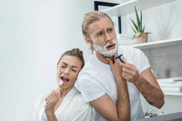 Paar macht morgendliche Routine — Stockfoto