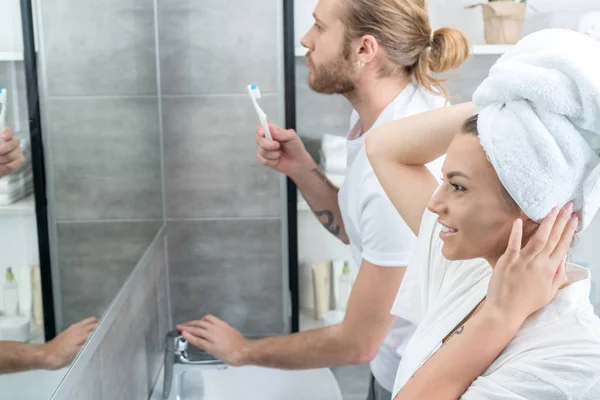 Pareja haciendo rutina matutina - foto de stock