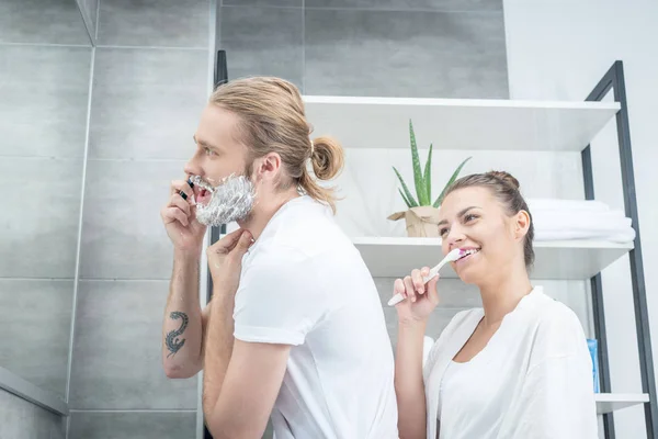 Pareja haciendo rutina matutina - foto de stock