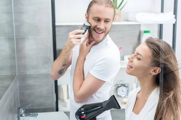 Pareja haciendo rutina matutina - foto de stock