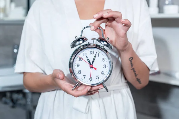 Femme tenant horloge — Photo de stock