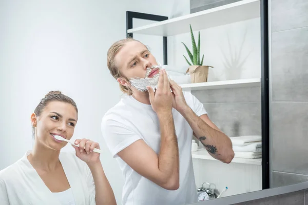 Couple doing morning routine — Stock Photo