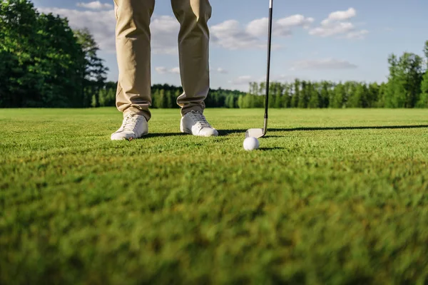 Hombre jugando al golf - foto de stock