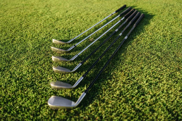 Clubes de golf sobre hierba - foto de stock