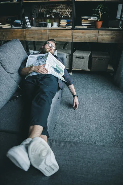 Uomo che dorme con giornale — Foto stock