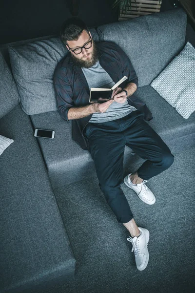 Hombre leyendo libro - foto de stock