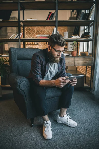 Homme utilisant une tablette numérique — Photo de stock