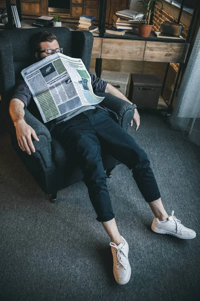 Man sleeping with newspaper — Stock Photo