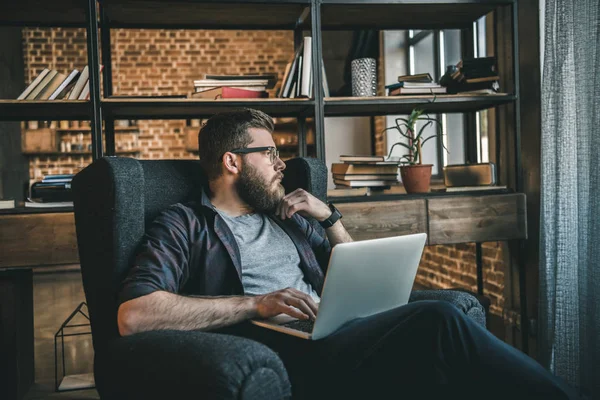 Homme utilisant un ordinateur portable — Photo de stock