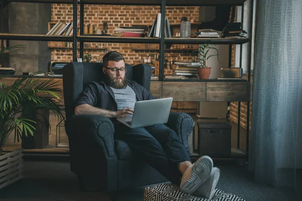 Mann benutzt Laptop — Stockfoto