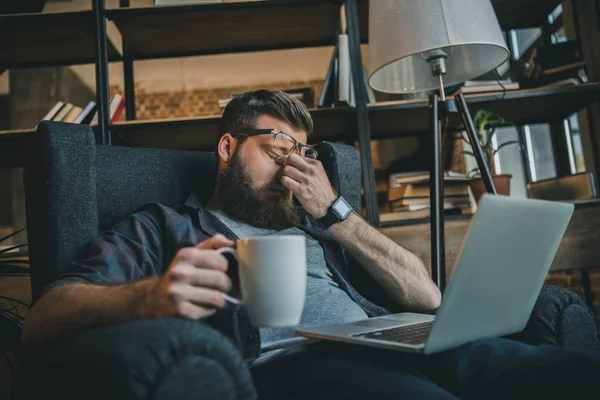 Hombre usando portátil 3 — Stock Photo