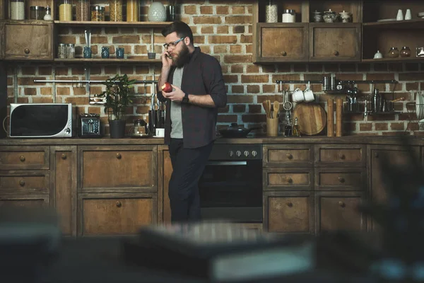 Homem falando no smartphone — Fotografia de Stock