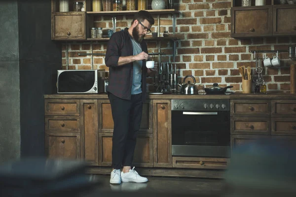 Homme avec tasse de café — Photo de stock