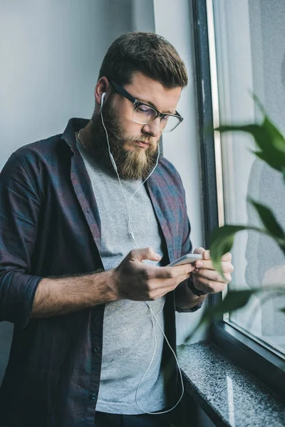 Mann benutzt Smartphone — Stockfoto