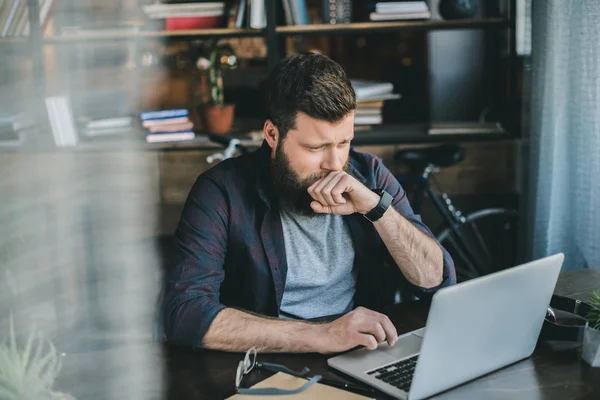 Empresario escribiendo en el ordenador portátil — Stock Photo