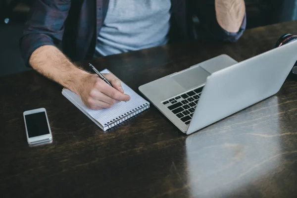 Empresário que trabalha no escritório em casa — Fotografia de Stock