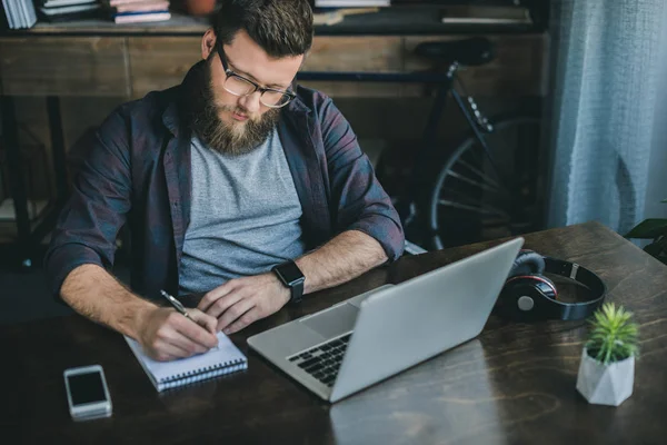 Geschäftsmann arbeitet im Home Office — Stockfoto